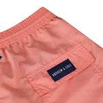 Coral Badeshorts Nahansicht mit Logo Andrew&Cole