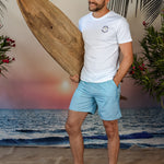 Model trägt hellblaue Badeshorts Andrew&Cole