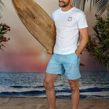 Model trägt hellblaue Badeshorts Andrew&Cole