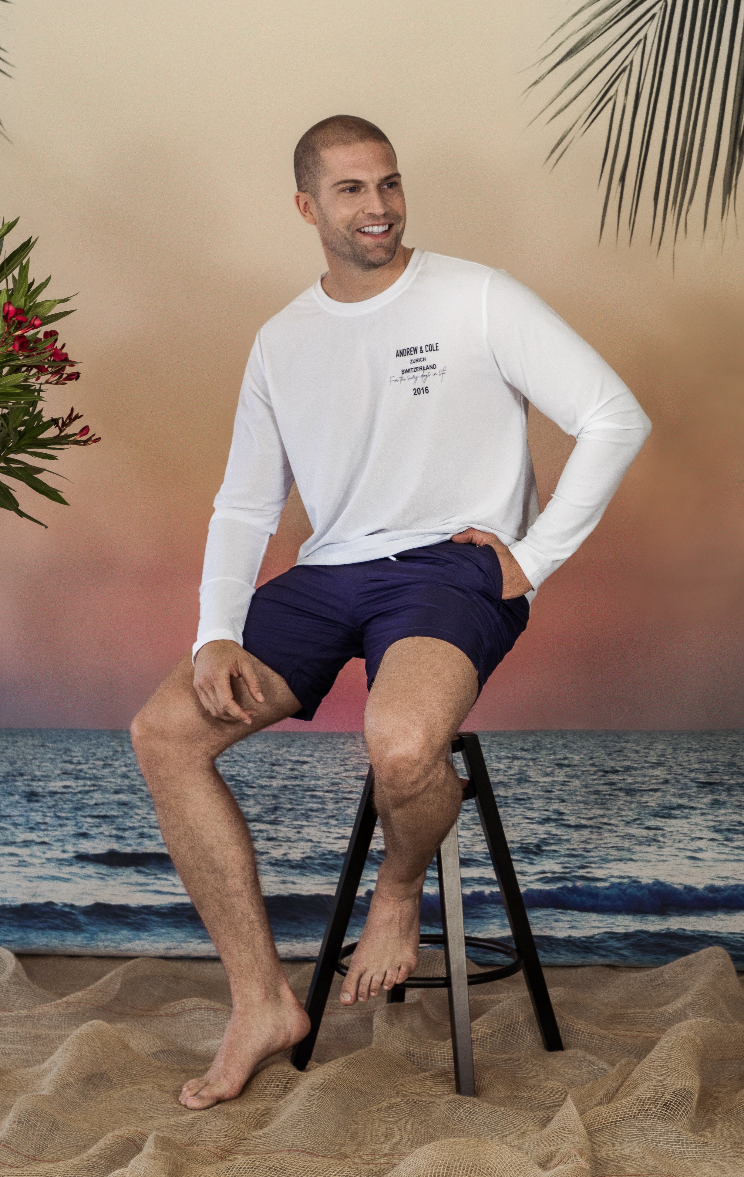 Model trägt blaue Badeshorts Frontansicht Andrew&Cole