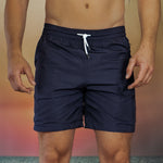 Model trägt blaue Badeshorts Nahansicht Andrew&Cole