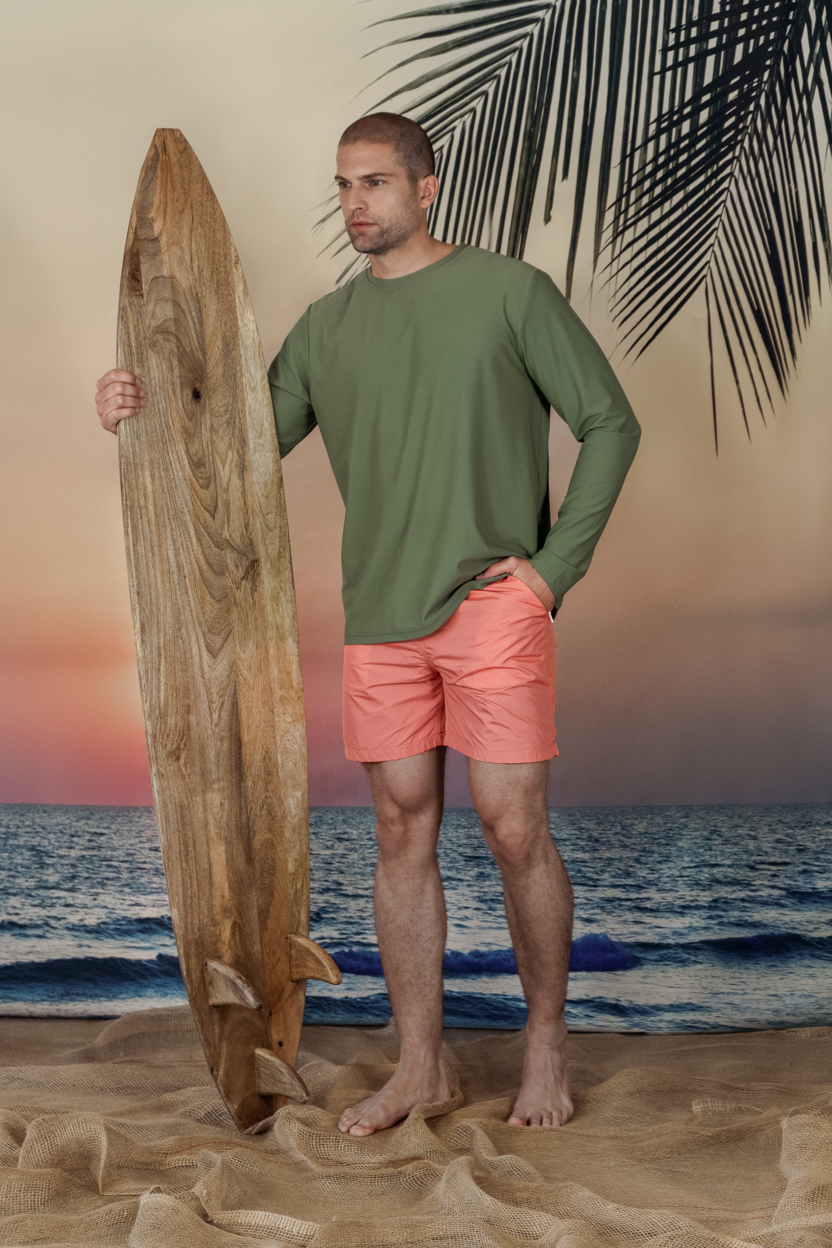 Model trägt Coral Badeshorts Andrew&Cole