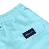 Hellblaue Badeshorts Nahansicht mit Logo Andrew&Cole