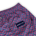 Blaue Badeshorts mit Muster Nahansicht mit Logo Andrew&Cole