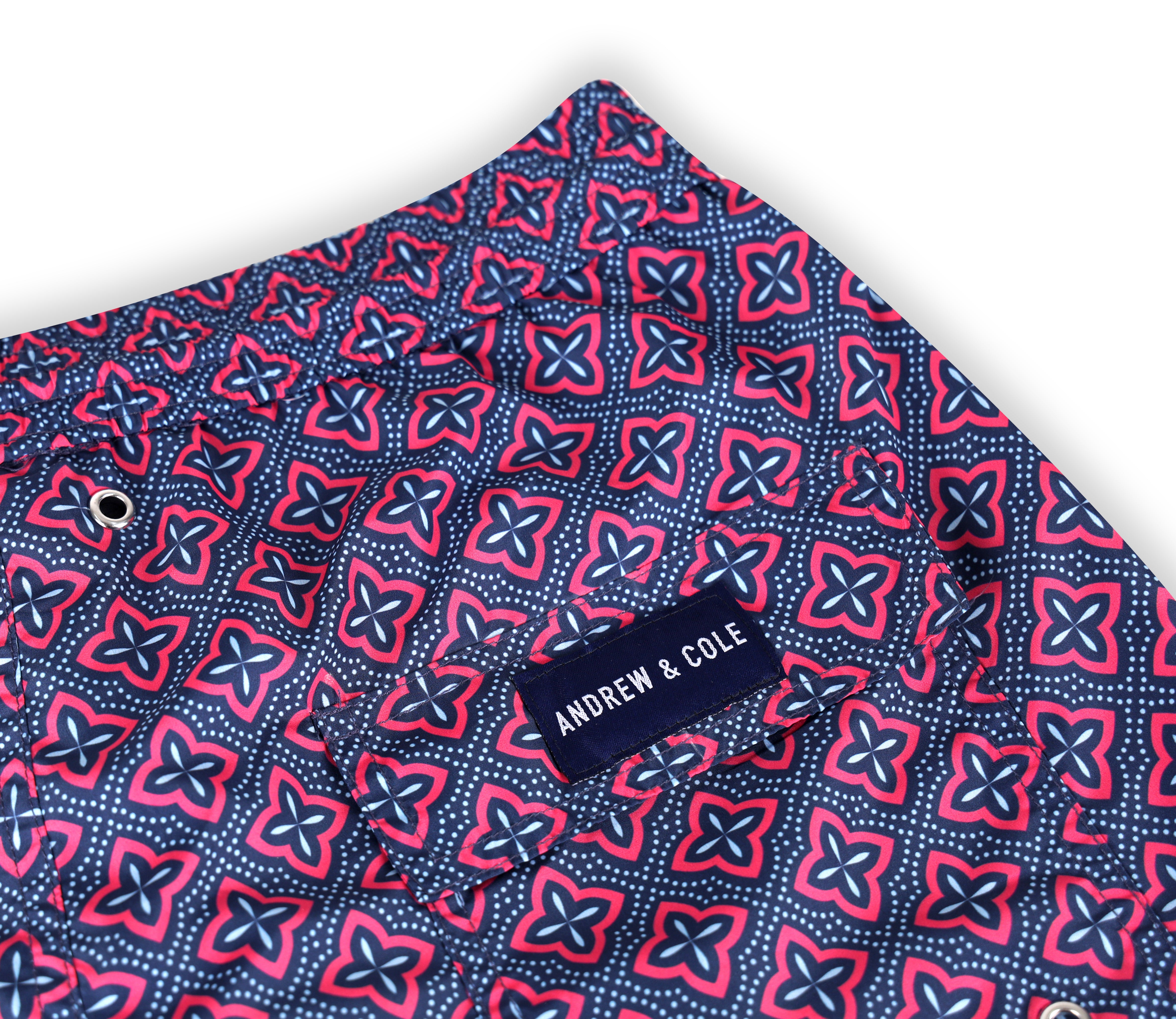 Blaue Badeshorts mit Muster Nahansicht mit Logo Andrew&Cole