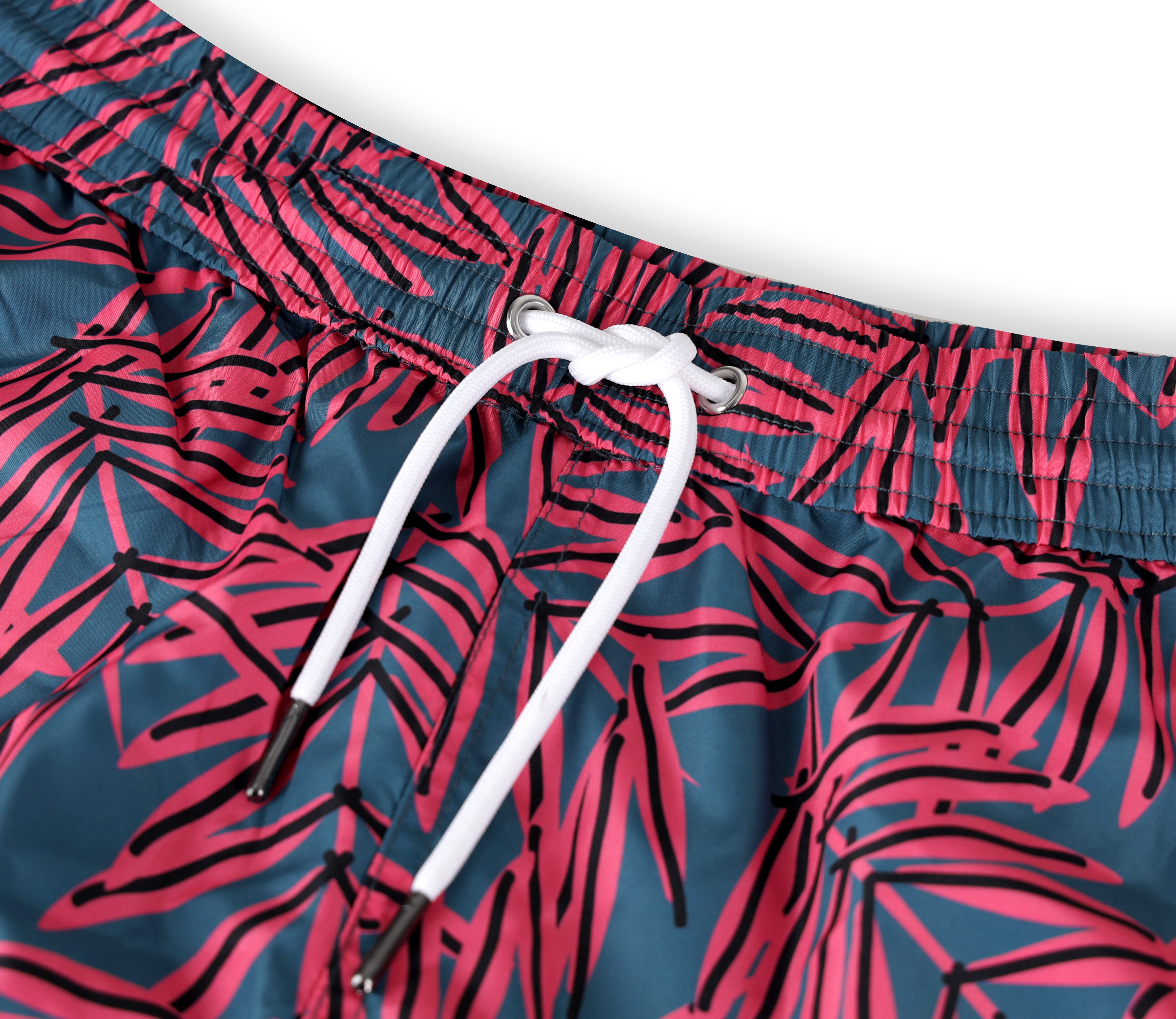 Badeshorts mit Palmenmuster Nahansicht Andrew&Cole