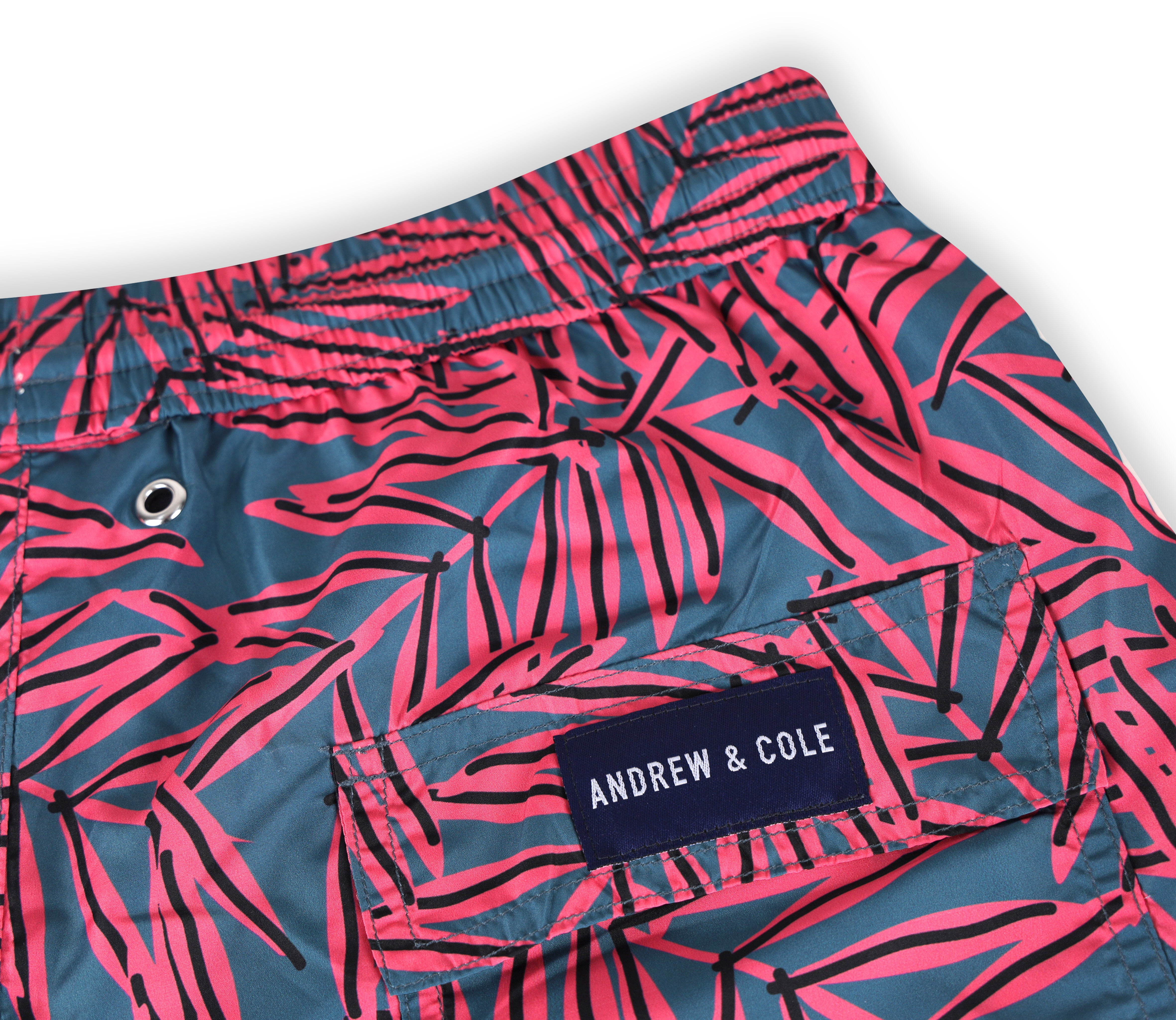 Badeshorts mit Palmenmuster Nahansicht mit Logo Andrew&Cole
