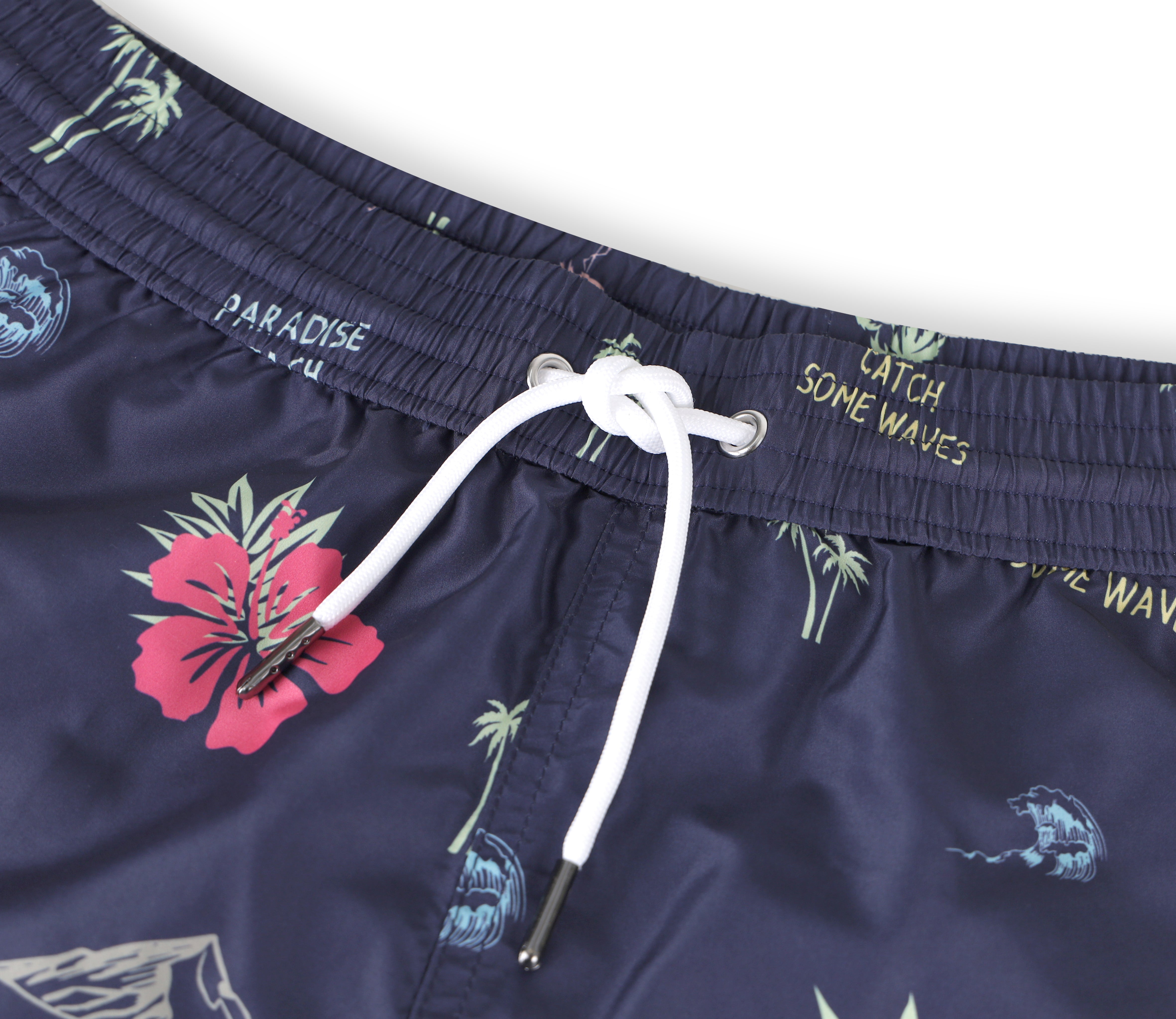 Dunkelblaue Badeshorts mit Muster Nahansicht Andrew&Cole