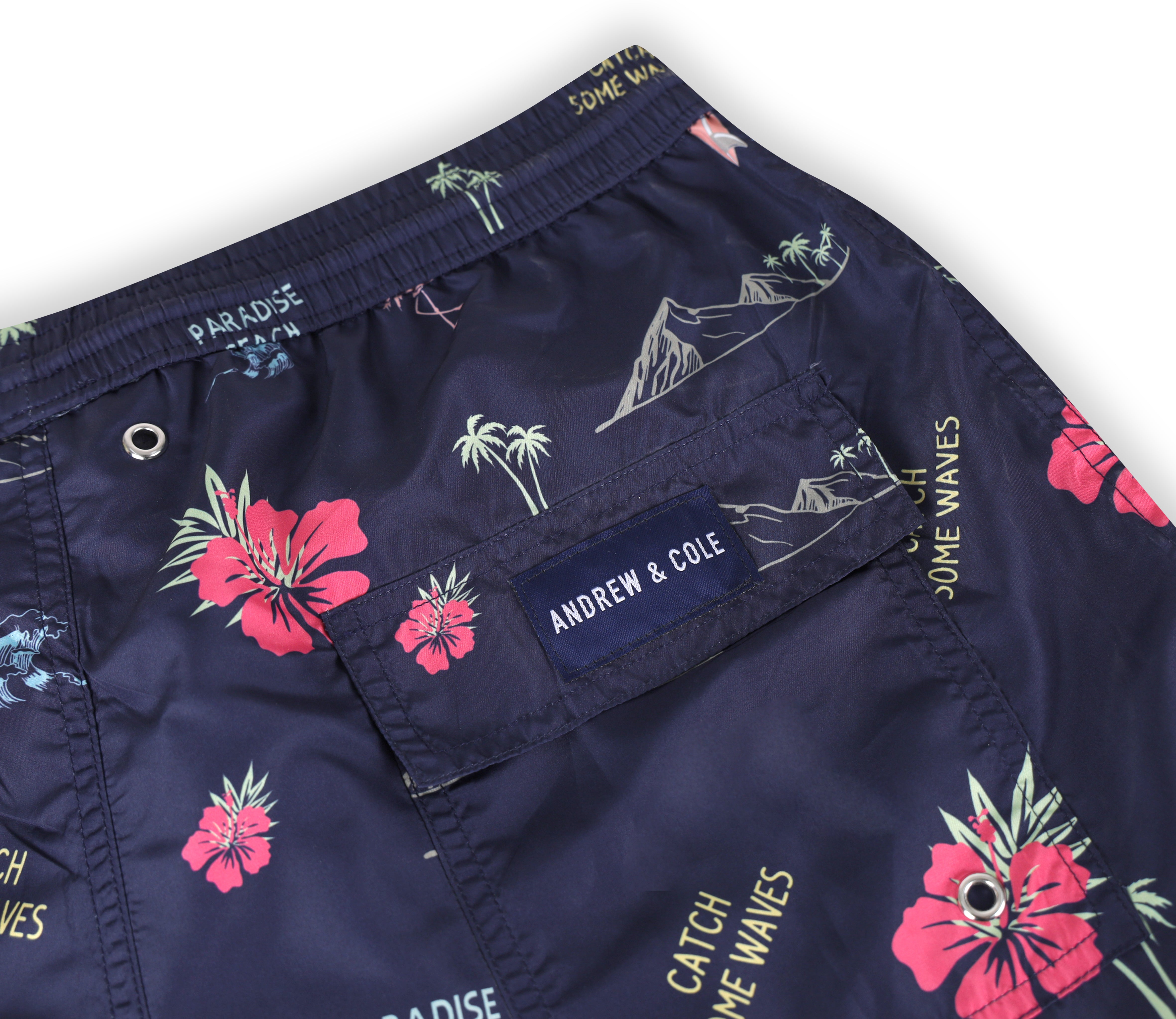 Dunkelblaue Badeshorts mit Muster Nahansicht mit Logo Andrew&Cole